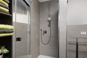Shower, hair dryer, towels - Holiday Apartment 'Simona' with Shared Garden and Wi-Fi (Orsingen-Nenzingen)