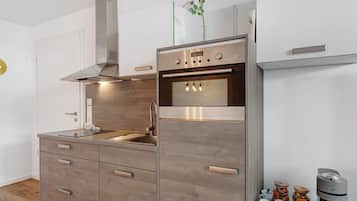 Fridge, oven, stovetop, coffee/tea maker