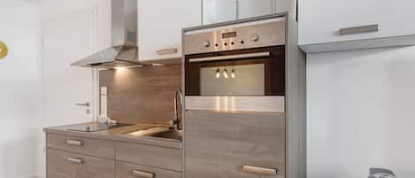 Fridge, oven, stovetop, coffee/tea maker