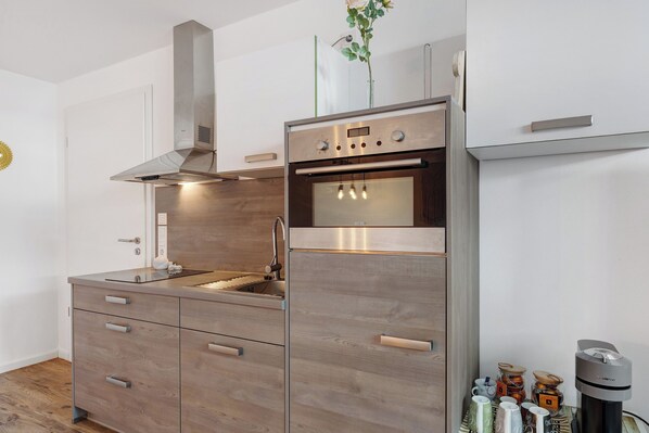 Fridge, microwave, oven, stovetop - Holiday Apartment 'Simona' with Shared Garden and Wi-Fi (Orsingen-Nenzingen)