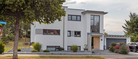 المنشأة من الخارج