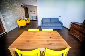 Deluxe-Apartment, Balkon, Seeblick | Wohnbereich