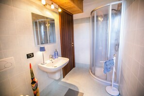 Apartment, Balkon, Seeblick | Badezimmer | Dusche, Haartrockner, Handtücher, Seife
