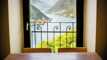 Appartement Deluxe, balcon, vue lac | Coin séjour