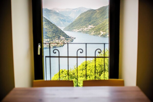 Appartement Deluxe, balcon, vue lac | Coin séjour