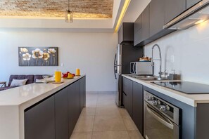 Refrigerador, microondas, horno y cafetera y tetera 