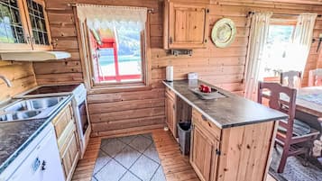 Refrigerador, horno, utensilios de cocina
