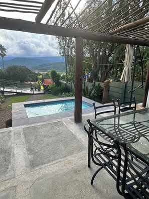 Outdoor dining - 49onMain: Spacious self-catering holiday home in Sabie (Sabie)