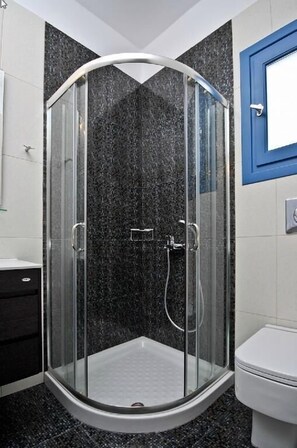 Comfort Apartment, Sea View | Bathroom | Soap, shampoo, toilet paper - BLUE MYTH STUDIOS (Kastraki)