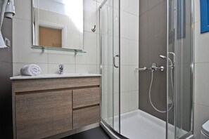 Departamento Confort, vista al mar | Baño | Jabón, shampoo, papel de baño 