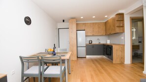 Kühlschrank, Mikrowelle, Ofen, Geschirrspüler