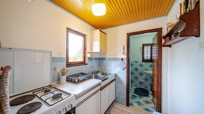 Een koelkast, een microgolfoven, een koffiezetapparaat/waterkoker