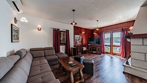 TV, fireplace