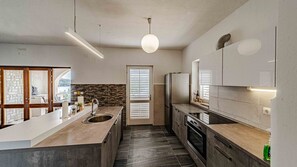 Kühlschrank, Mikrowelle, Ofen, Geschirrspüler