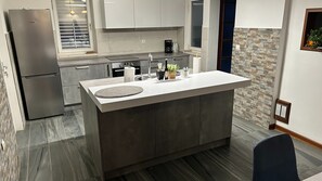 Refrigerador, microondas, horno y lavavajillas 