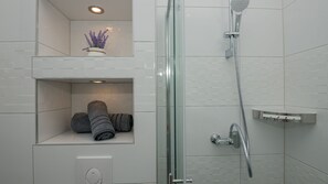 Shower, hair dryer, towels