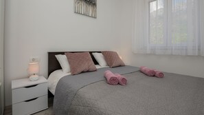 3 bedrooms, iron/ironing board, free WiFi, bed sheets