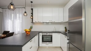 Kjøleskap, mikrobølgeovn, oppvaskmaskin og kaffetrakter/tekoker