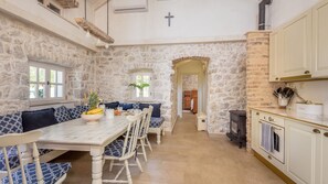 Réfrigérateur, four à micro-ondes, un four, lave-vaisselle