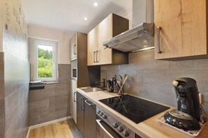 Kjøleskap, mikrobølgeovn, ovn og kokeplater