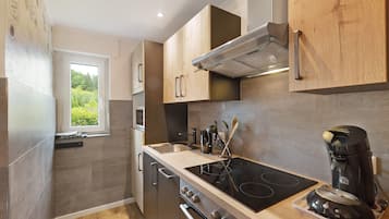 Jääkaappi, mikroaaltouuni, uuni, liesi