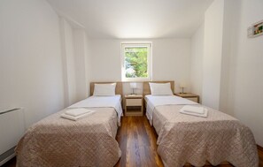 4 bedrooms, iron/ironing board, free WiFi, bed sheets