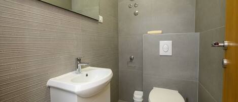 Dusch, hårtork och handdukar