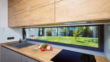 Fridge, oven, dishwasher, coffee/tea maker