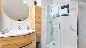 Dusche, Haartrockner, Handtücher