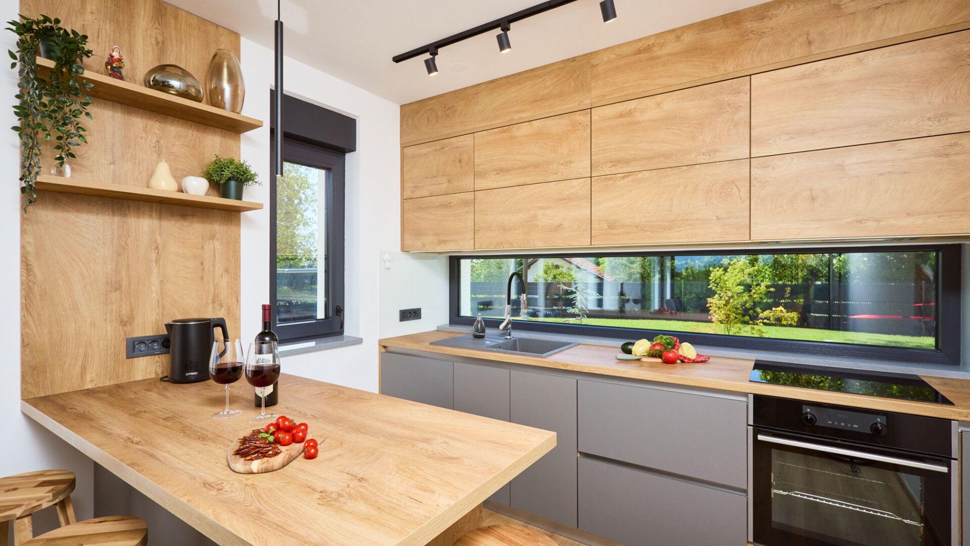 Fridge, oven, dishwasher, coffee/tea maker