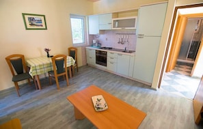 Kühlschrank, Ofen, Geschirrspüler, Wasserkocher mit Kaffee-/Teezubehör