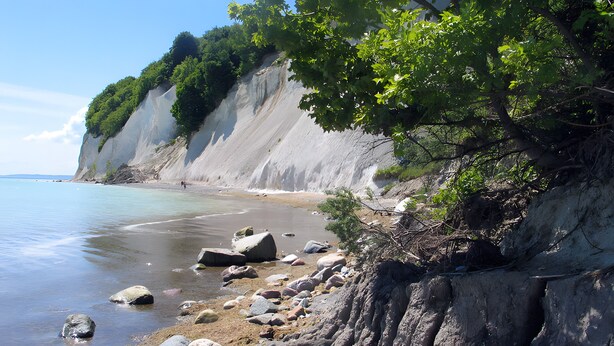 A coastal landscape with a rocky beach, cliffs, and a clear sky. - Apartment '22' with Balcony and Wi-Fi (Sellin)