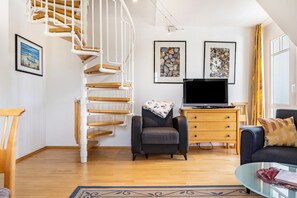 TV, video games, DVD player - Apartment '22' with Balcony and Wi-Fi (Sellin)