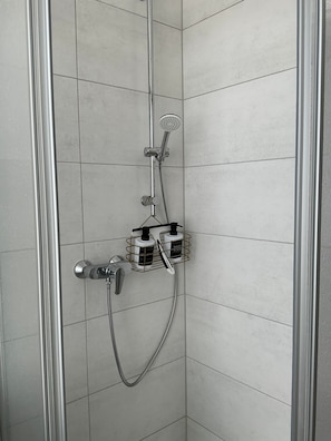 Dusche, Haartrockner, Handtücher