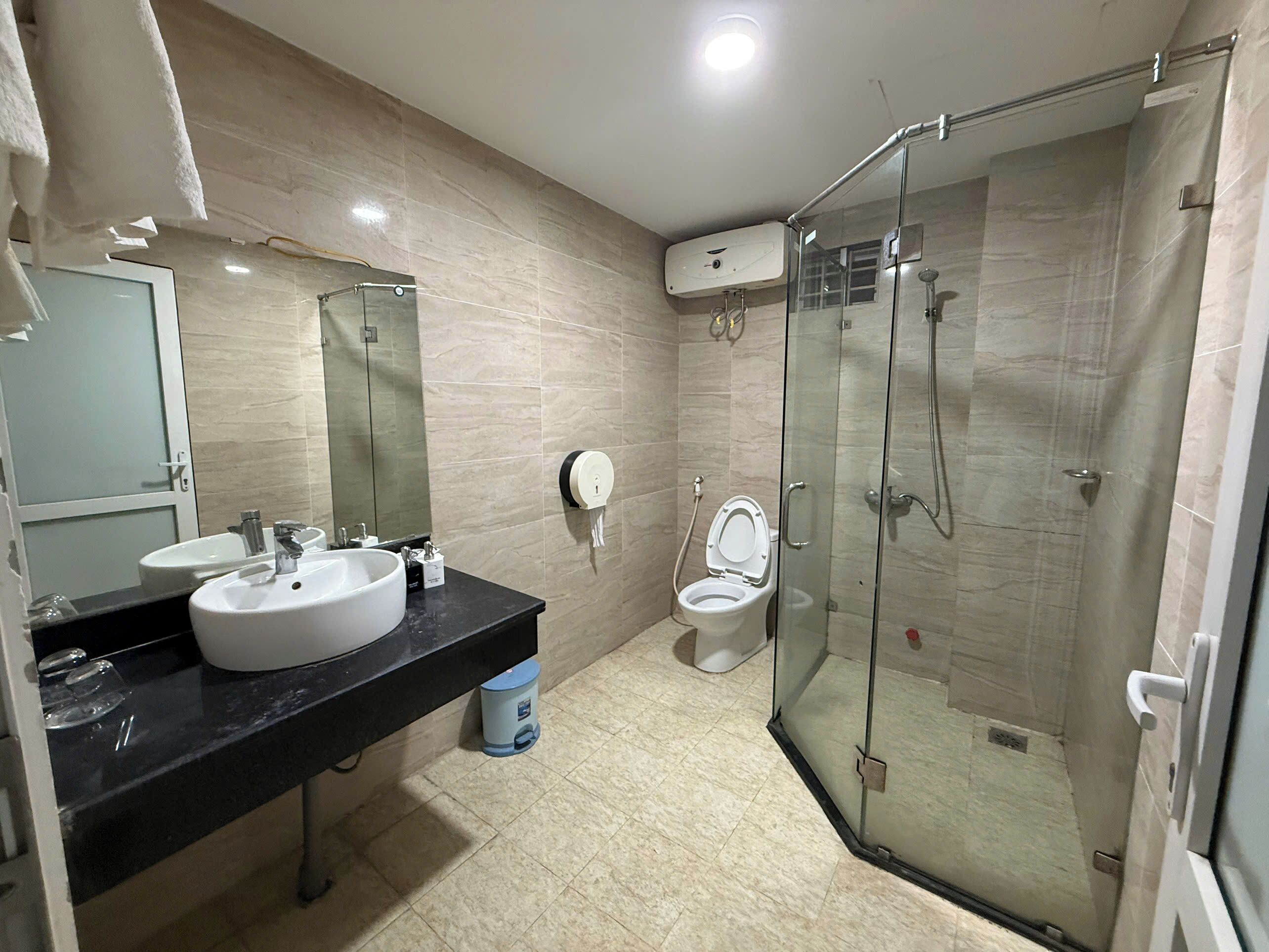 Dusche, Hydromassagedusche, Designer-Toilettenartikel, Haartrockner