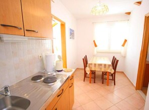 شقة (Two Bedroom Apartment With Sea View 1) | مطبخ خاص | ثلاجة