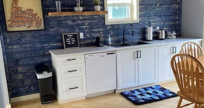 Nan’s Place Vacation Home! Traditional salt box home w/ accessibility ramp
