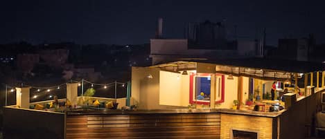 Fassade der Unterkunft – Abend/Nacht