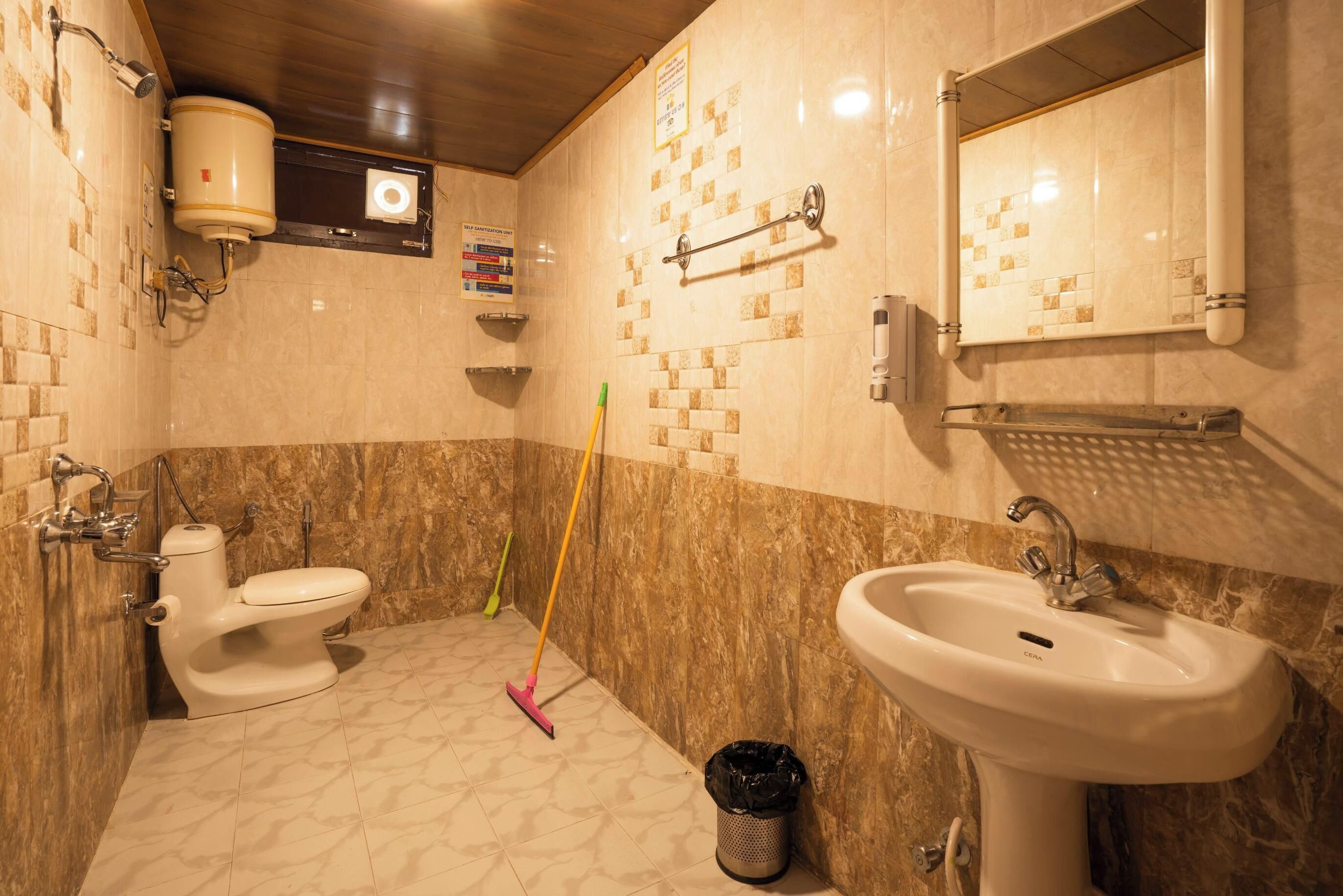 Ein Badezimmer mit Toilette, Waschbecken und Dusche.