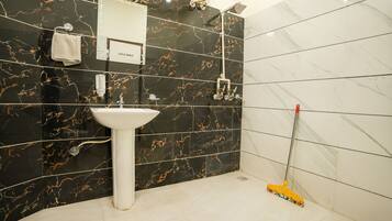 Deluxe Shared Dormitory, Mixed Dorm, Private Bathroom | Bathroom