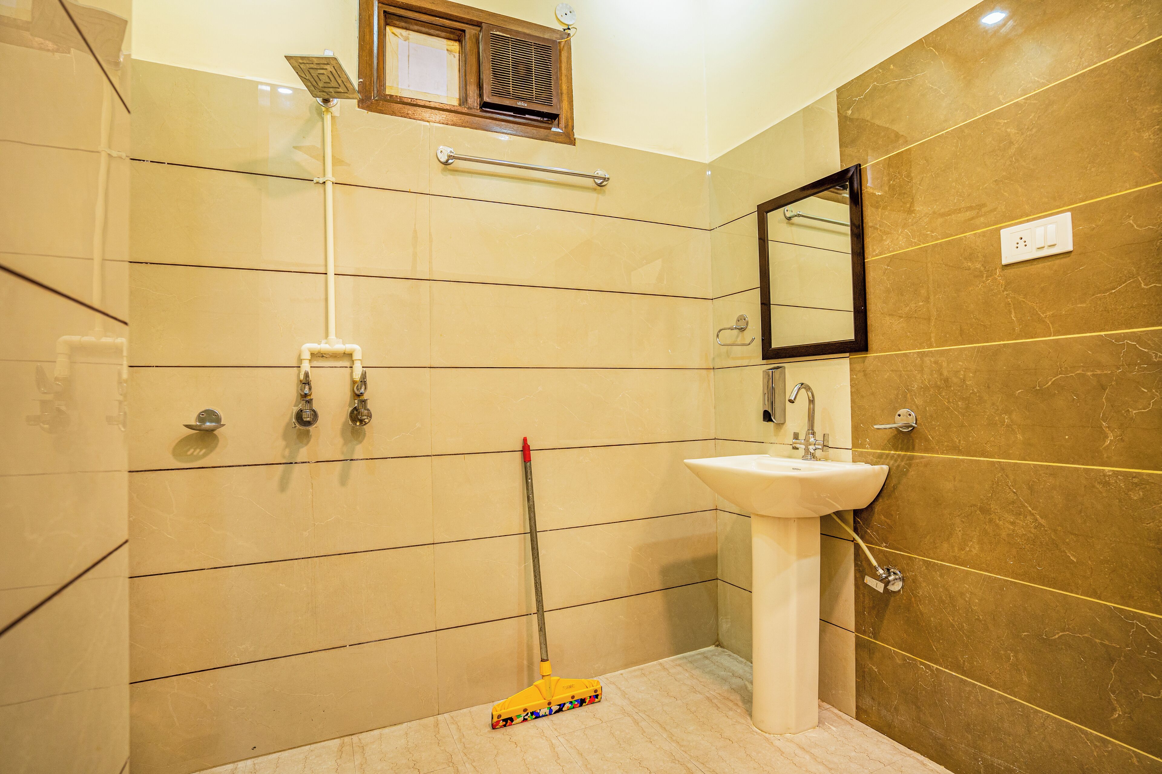 Dormitorio compartido Confort, dormitorio mixto, baño privado | Baño | Regadera y papel de baño 