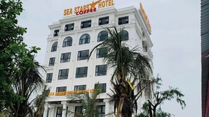 Een hotel met een bord waarop 'SEA STARS HOTEL' en 'SEA STARS COFFEE' staat.