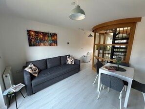 Smart TV - 2-Bedroom Modern Home in Historic Lincoln (Lincolnshire)