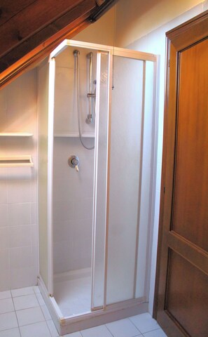 Dusche, Haartrockner, Bidet, Handtücher