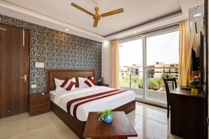 Deluxe Room with Kitchenette and Balcony | Egyptian cotton sheets, premium bedding, down comforters