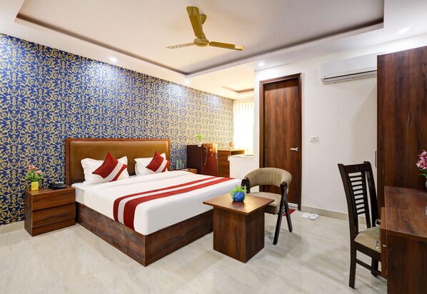 Deluxe Room with Kitchenette and Balcony | Egyptian cotton sheets, premium bedding, down comforters