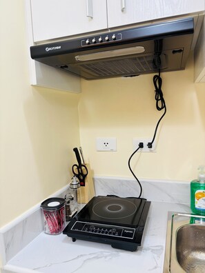冷蔵庫、コンロ、調理器具と食器