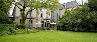 Relax in Historic Luxury with Garden Dining, Near Galleries and Oldehove