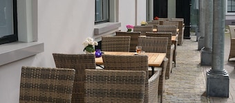 2 Stylish Rooms Ideal for Cultural Experiences Near The Fries Museum
