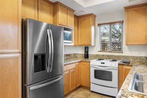 Fridge, microwave, oven, stovetop - Walk to Dining, Mission + Pacific Beach, and Bars/Nightlife | Private Backyard (San Diego)